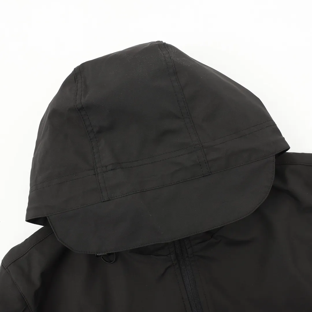 🅿️550 Stone Island/Stone Island outdoor arm logo zipper jacket. In order to restore all the texture of ZP, this year the team spent several months and finally shipped it. All excipients are restored to ZP! Highly permeable laminated fabric Gore-tex imitates water-breathable film, which feels better and more comfortable. The fabric has certain waterproof, windproof and UV-proof effects. It is one of the must-have jacket fabrics in Stone Island. It is light and thin because of the characteristics of the fabric. It is functional and full of outdoor sports. There are two pockets on the chest, and there is the logo embroidery of Stone Island nautical compass badge on the arm. It is a must-have item for outdoor travel! Size：XS-L